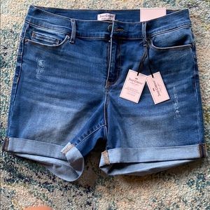 BRAND NEW, STRETCHY JEAN SHORTS. SIZE 10